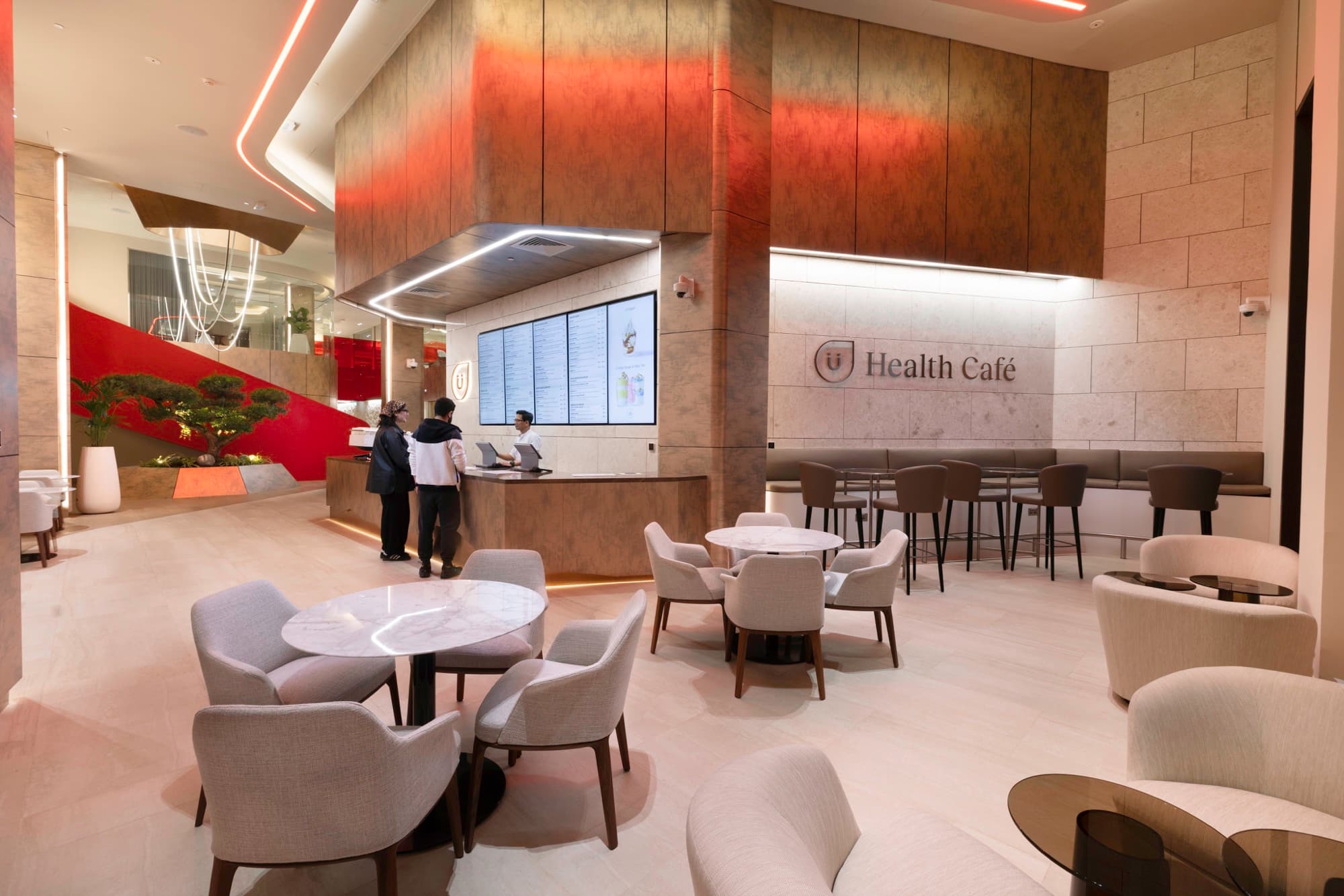 صالة ومقاعد الـ Health Café في فيرجن أكتيف الدوحة